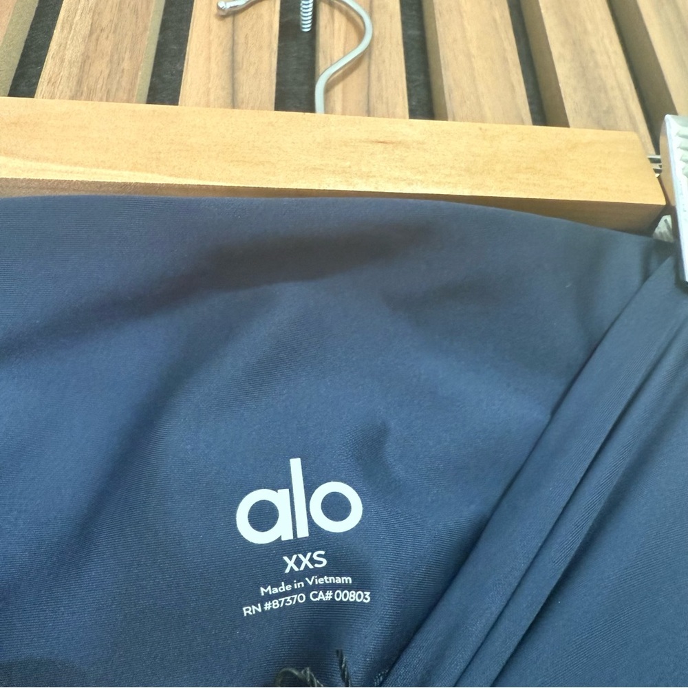 Alo Navy Airlift Leggings NWT - Picture 8 of 8
